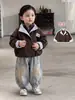 Conjunto casual estilo americano para niño, chaqueta elegante de dos piezas con jeans y camiseta básica para el atuendo de otoño de niños pequeños