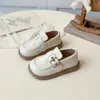 Zapatos de Moda de Cuero para Niñas 2025 Otoño Nuevos Zapatos de Princesa con Velcro para Bebé Zapatos Individuales de Moda para Niña con Hebilla Metálica