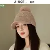 Nuevo Sombrero de Punto para Mujer de Invierno con Pico de Pato y Bola de Pelo de Conejo con Perlas, Protección para los Oídos, Caliente, Estilo Coreano, Versátil, Hace que la Cara se Vea Más Pequeña
