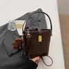 Bolsa Balde de Mão Estilosa Retro para Mulheres, Novo Modelo Primavera 2026, Bolsa de Ombro e Transversal de Alto Valor de Nicho