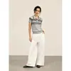 Camiseta feminina de manga curta com gola virada, bloqueio de cores listradas, simples e versátil, polo de tricô casual e estiloso para o verão