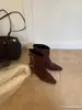 Botas femininas de salto alto robustas com bico quadrado, novo modelo 2026 com fivela de cinto, botas de montaria de cano curto em camurça