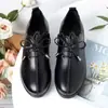 Sapatos femininos de corte profundo com sola macia, novo estilo outono 2026, salto anabela, sapatos para mães de meia-idade, sapatos femininos de couro, sapatos confortáveis para mulheres de meia-idade e idosas