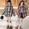 Camisas de menina transfronteiriças 2026 novo modelo cardigã xadrez infantil para primavera e outono, roupa de outono para crianças maiores, camisa tie-dye para usar por cima, moderna