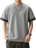 Camiseta de manga curta de alta qualidade, minimalista e versátil para homens, apresentando um novo design de verão com um padrão patchwork xadrez, corte solto, gola redonda e tecido de peso pesado, tornando-a uma peça da moda