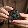 Item cultural colecionável: Pingente de Agarwood com incrustação de cinábrio, colar amuleto "Paz e Serenidade", estilo chinês