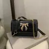 Bolso Cuadrado Pequeño con Cadena Estampado de Cocodrilo para Mujer 2026 Primavera Nuevo Estilo Moño Versátil Simple Elegante Bolso de Hombro Cruzado