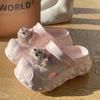 Lindas Pantuflas de Dibujos Animados de Duffy Bear de Suela Gruesa para Mujer Moda Verano 2025 Exterior Aumentadoras de Altura Versátiles Cómodas Zuecos