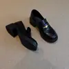 Mocassins retrô de couro estilo britânico com fivelas douradas, sapatos casuais femininos de couro slip-on com sola grossa, versáteis sapatos casuais de salto grosso