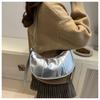Bolsa de Ombro para Axila com Design de Nicho Coreano para Mulheres Novo Modelo Primavera/Verão 2026 Bolsa de Mão Prata Bolsa Transversal de Ombro Atacado