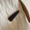 Pinza Roja Peluda para el Lado del Cabello con un Toque de Moda de Alta Gama, Elegante Pinza Triángulo Bb, Versátil Pinza para Flequillo y Mechones, Accesorio para el Lado del Cabello