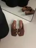 Primer encuentro: Sandalias de cuña con tira en el dedo del pie de metal exquisitas para mujer, para uso exterior en verano, nuevo modelo 2026, de punta cuadrada, sandalias de tacón alto estilo resort