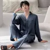 Pijama de Seda Gelada para Homens Primavera e Outono, Cardigã Fino de Seda de Manga Longa Fresco para Verão, Roupa de Casa Listrada de Alta Qualidade