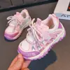 Zapatos deportivos para niños, zapatos casuales retro para exteriores de suela blanda, modelo otoño 2026, zapatillas de correr para niños y niñas al por mayor