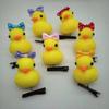 Venta al por mayor de lindas horquillas de pato amarillo con forma de corazón de melocotón, accesorios para el cabello de coche, tocados de pato, regalos para niñas estudiantes, juguetes pequeños