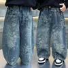 Calças Jeans Estampadas Florais com Relevo para Meninos, Primavera e Outono, Estilo Coreano, Calças Casuais Largas Estilosas para Crianças, Calças de Bebê para Exportação