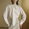 Camisa Gola Cachecol Elegante de Veludo Pele de Pêssego Francesa Feminina Outono 2026 Nova Blusa Afinando Fina de Tencel