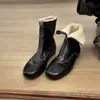 Botas Curtas Planas de Lã Estilo Retrô, Uso Dupla Face, Zíper Frontal, Botas de Cano Curto Justas para Mulheres, Botas Martin de Algodão Quente com Bico Redondo, Outono e Inverno 2026