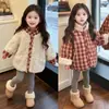 Jaqueta de Algodão Reversível Xadrez para Meninas Inverno 2026 Novo Estilo Infantil Bebê Acolchoada Quente Reversível Casaco de Algodão