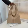 Bolso de Hombro Grande de Remaches Retro de Gama Alta, Bolso de Axila Estilo Motociclista Europeo y Americano, Bolso Tote Popular de Mano