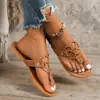 Em estoque chinelos de verão moda europeia e americana para exterior para mulheres, sandálias de dedo de sola plana de comércio exterior atacado