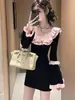 Vestido Tejido Negro Pequeño con Cuello de Encaje Fragante para Mujer 2025 Nuevo Otoño e Invierno Dulce Cintura Manga de Trompeta Falda Corta