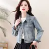 Foto real de camisa jeans estilosa e moderna de manga comprida para mulheres, novo modelo de primavera, jaqueta curta casual solta lavada, top versátil