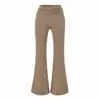 Este conjunto elegante e sedutor apresenta um design que abraça o corpo, acentuando suas curvas.. É um conjunto de três peças para mulheres, perfeito para o outono, composto por um top de tricô com gola alta parcial, uma saia de comprimento médio e um cardigã.