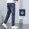 Jeans Rectos de Corte Delgado para Hombre 2026 Nueva Temporada Otoño Marca de Moda Elásticos Azules Pantalones Casuales para Hombre