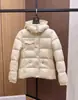Nueva Chaqueta de Plumón de Invierno 2025m para Mujer, Corte Entallado, Cintura Estrecha, Estilo Corto, Engrosada, Brillante, Moderna y Cálida