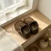 Zapatos pequeños de cuero estilo bosque, modernos zapatos Birkenstock, para niños, retro, suela suave, antideslizantes, con velcro, versátiles, modernos, zapatos de conducción para niños