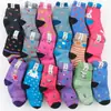 Meias femininas de outono e inverno para atacado, meias de comprimento médio para estudantes e adultos, uma variedade de meias quentes casuais com estampas florais e de desenhos animados, meias esportivas