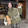 Moda Inverno 2026 Nova Jaqueta de Algodão Brilhante com Gola Alta Lavável-Grátis para Mulheres Curta Acolchoada Petite Casaco Pão Outerwear