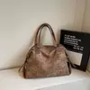 Bolso de mujer transfronterizo de gran capacidad, nuevo bolso de hombro cruzado casual con tachuelas para la primavera de 2026, bolso tote para viajes y desplazamientos, moderno