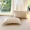 Um par de fronhas de algodão lavado, cada uma medindo 48 cm x 74 cm, adequado para camas de solteiro ou casal, em cores sólidas