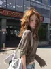 Estilo perezoso sensación relajada atuendo camiseta de manga larga marrón mujer principios de otoño coreano chic elegante suelto cuello medio abierto top