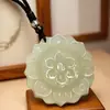 Pendente de Jade Verde e Branco com Mantra de Seis Caracteres e Lótus Cor de Água Clara Bússola das Oito Joias Pendente de Jade Pendente de Marca de Jade