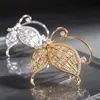 Broche de borboleta de alta qualidade, totalmente cravejado de diamantes com montagem de cobre e zircônia cúbica microcravejada, perfeito para vestidos de noite e trajes formais; direto da fábrica de origem