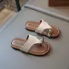Sandálias de Tira para Dedo Slip-On de Metal com Fivela Estilo Coreano, Modernas e Simples, Chinelos Slip-On Tendência Estilo Preguiçoso, Novidade Verão 2026