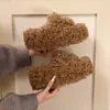 Pantuflas de algodón esponjosas con suela gruesa para mujer, diseñadas para usar en exteriores, nuevo estilo otoño/invierno 2026, modernas y populares, con suela suave y diseño de slip-on de una sola pieza