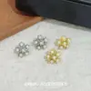 Pendientes de Perla Flor Dorada, Lujo Ligero de Alta Gama, Retro, Pequeños, Exquisitos, Modernos y Personalizados, Pendientes Versátiles para el Día a Día