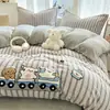 Suave Lindo Oso Navideño Engrosado Cálido Leche Polar Juego de Cuatro Piezas 2026 Invierno Nuevo Coral Polar Sábana Funda Nórdica Faldón de Cama
