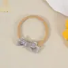 Los accesorios para el cabello infantiles de Amazon son sencillos y exquisitos, con moños elásticos que no aprietan la cabeza, diademas finas y gorros de protección para la fontanela del bebé.