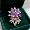 Broche de Mariposa de Diamantes de Colores Retro de Lujo Ligero Pin con Incrustaciones de Pedrería de Aleación Dorada para Suéteres Abrigos de Mujer Broche de Insectos Versátil