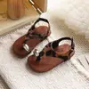 Sandalias Romanas Planas de Tira de Velcro con Punta de Dedo para Mujer 2026 Verano Nuevo Estilo Vacacional Zapatos de Playa Sandalias Plateadas con Punta de Dedo para Mujer