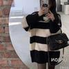 Suéter de Visón Polar a Rayas Blancas y Negras de Largo Medio para Mujer Otoño e Invierno 2024 Nuevo Engrosado Holgado Viento Perezoso Cubriendo Glúteos