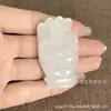 Pingente Atrator de Riqueza de Jade Branco Natural da Fábrica de Origem, Direto do Fabricante, Mão de Buda e Deus da Riqueza Ornamentos de Jade Atacado