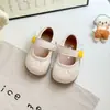Sapatos de Couro Redondos Bordados Fofos de Desenho Animado para Bebês Meninas, Novos Sapatos Macios para Bebês Caminharem, Coleção Primavera e Outono 2026