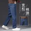 Pantalones de mezclilla de alta gama para otoño para hombre, estilo recto holgado, nueva colección 2026, lavados y elásticos, adecuados para primavera y otoño, casuales y versátiles