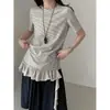 Camiseta Listrada de Design Coreano Lu Xi para Mulheres 26 Verão Bainha Irregular com Babados Top Solto 21038